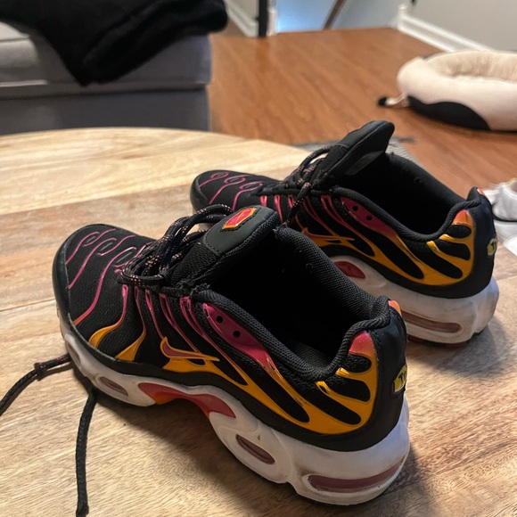 Nike Black and Pink Air Max Plus GS Sneakers 5Y - Picture 2 of 7